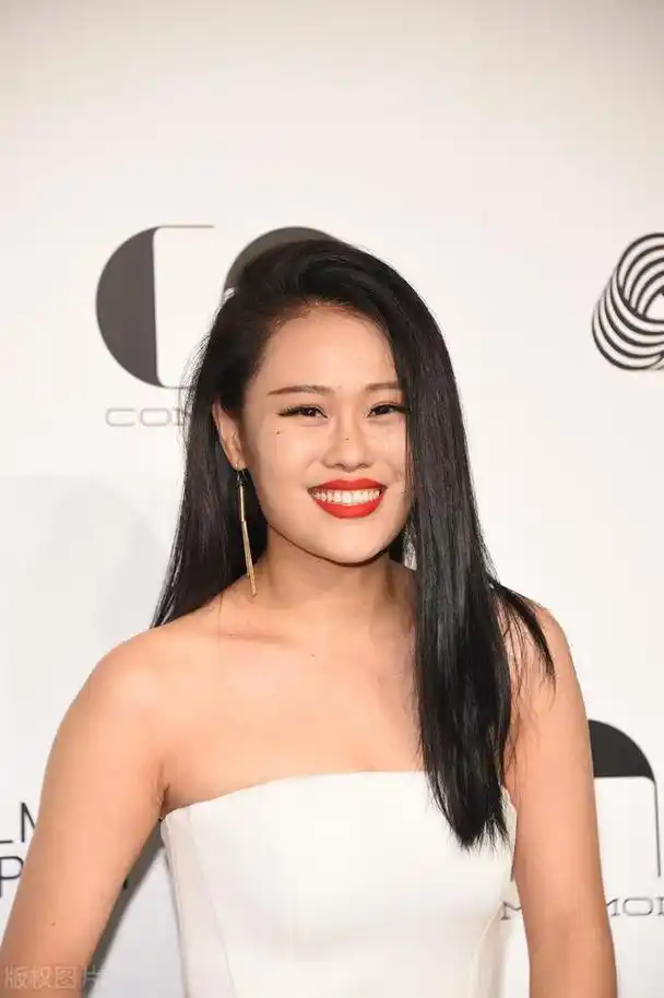 袁娅维胖了,散发着迷人风采