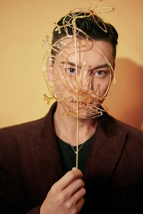 陈伟霆的糖画是从王府井买的##陈伟霆拿非遗龙糖画拍照