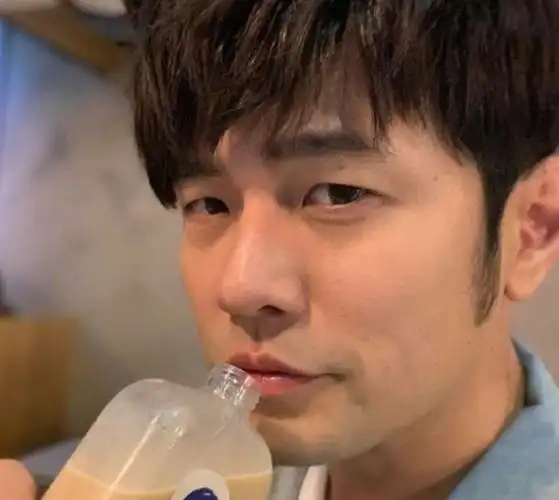 周杰伦自曝年轻时留过懒羊羊同款发型,看到昔日旧照,颜值巅峰!