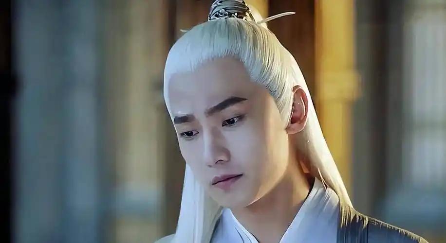 其实杨洋和这袭白发造型如此不搭的重要原因在于他全程都过于端着了