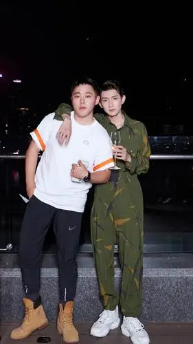 王源生日会和朋友的合照