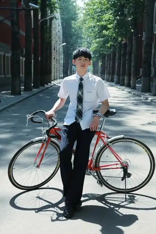 内娱新晋男菩萨白敬亭刷爆热搜有的人表面上是搞笑男背地里却