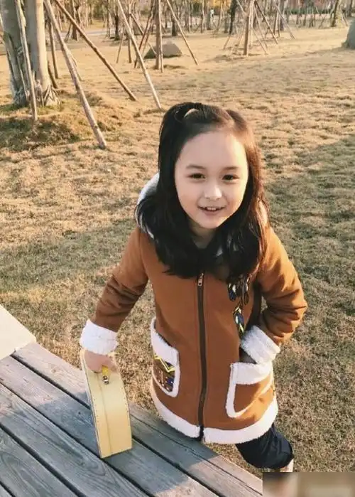 这一张的刘楚恬身上穿了一件深棕色的外套,外套的样式也是很可爱的呢