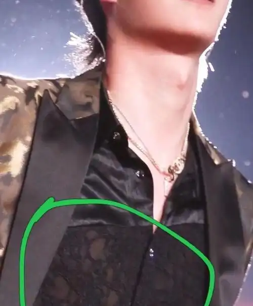 王一博跨年穿镂空衬衫镜头拉近之后花纹亮了