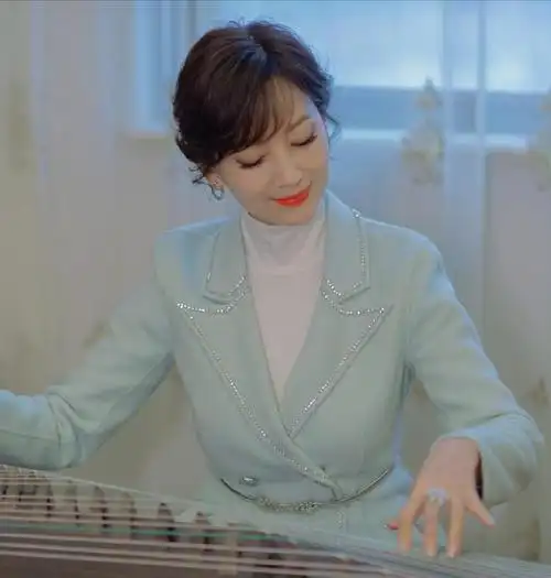 不止黑白灰50岁女性如何穿得大气优雅看赵雅芝给我们做示范