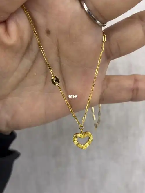 周大福新款黄金爱心项链