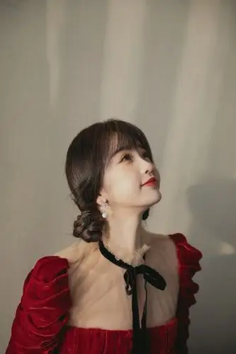 是洋娃娃吧虞书欣双丸子头发型搭配红丝绒公主裙鬼马可爱