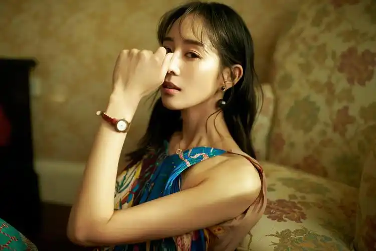 张钧甯不愧是气质美女换个发型尽显少女感穿印花裙美回18岁