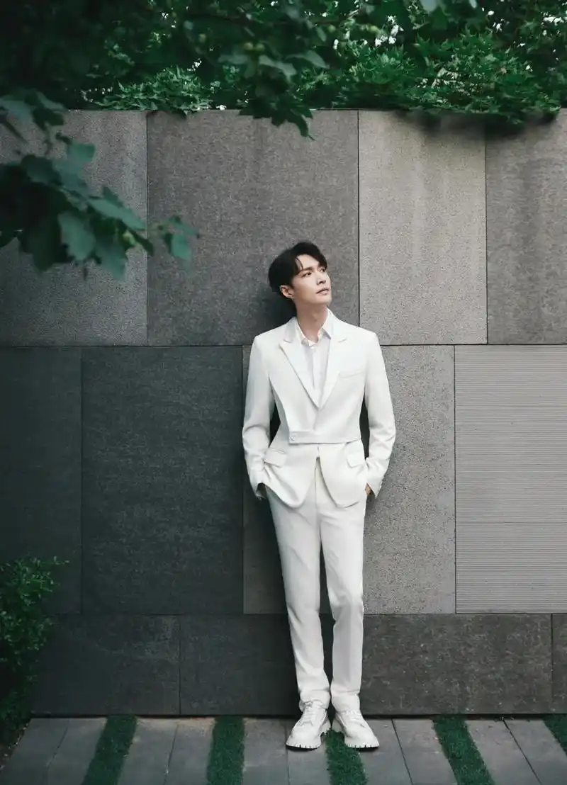 张艺兴 #唯美 #西装杀  少年不惧岁月长,彼方尚有荣光在 - 抖音