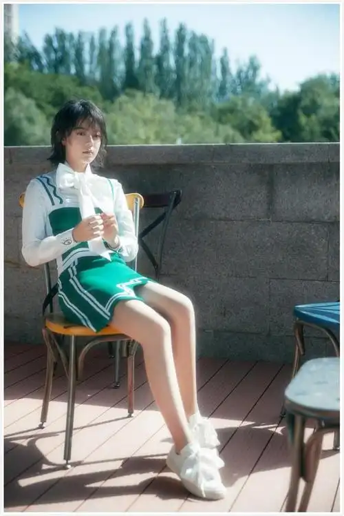 赵今麦白色流苏毛衣满满的少女感|开衫|短裙|穿搭_网易订阅