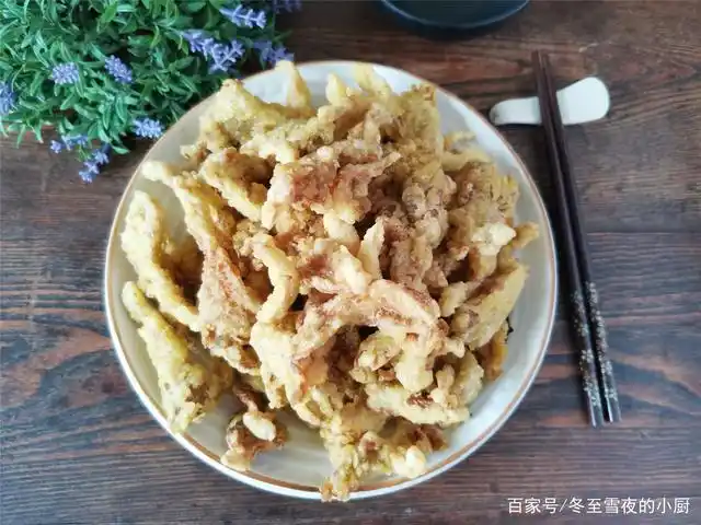 老式干炸蘑菇的做法,不用调糊,只放4种料,金黄香酥比肉还好吃