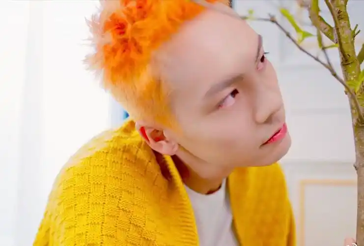 陈伟霆橘色发型十分吸睛 搭配白t夏日清爽感拉满