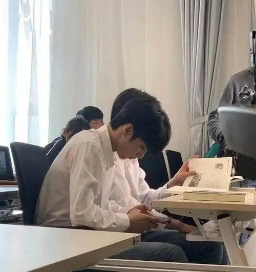 刘耀文开学啦!白衬衣牛仔裤,粉丝:好像我上课偷玩手机的样子