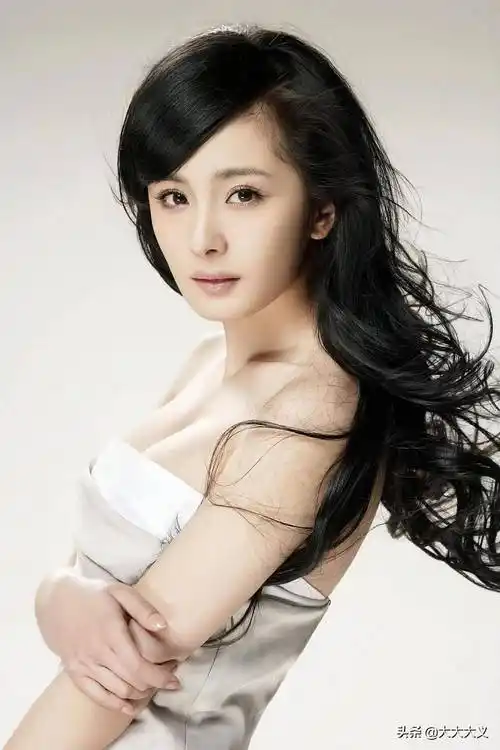 惊现杨幂早期青涩写真 秀丽的外表和俊俏的容貌让人更加喜爱和着迷