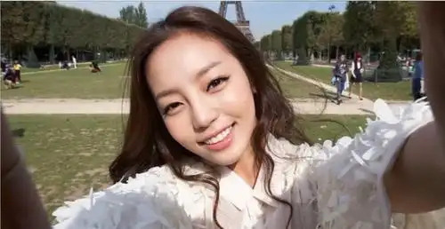 具荷拉母亲再曝丑事,在女儿葬礼上找明星合影,妆容精致心情大好