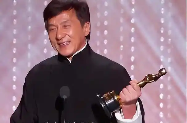 70岁成龙突然官宣!引网友热议:终于再次见到27岁的成龙