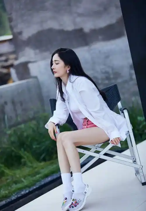 杨幂的腿 又白又直还又长 让人羡慕 这双大长腿得提升一半气质 真香