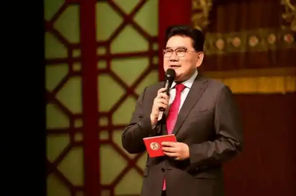 当时上海富豪周正毅过生日,邀请了不少名人前来参加,还邀请了东方卫视