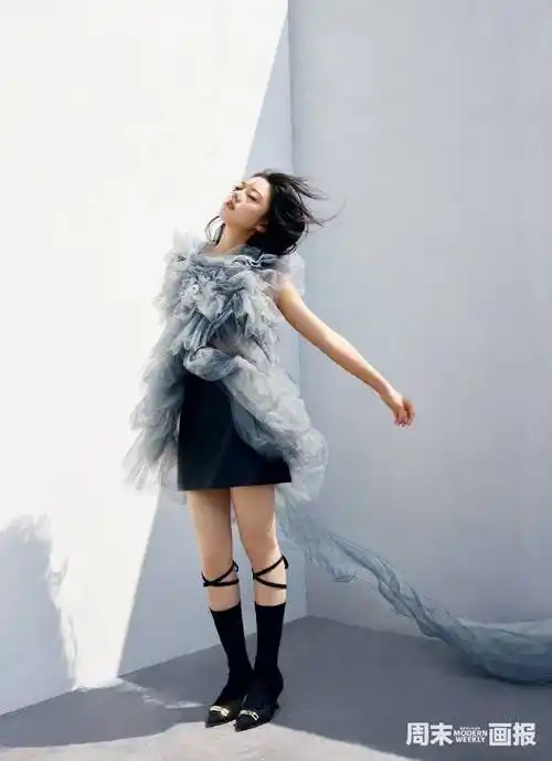 赵今麦灰纱短裙秀细白美腿发丝飘扬展示凌乱美