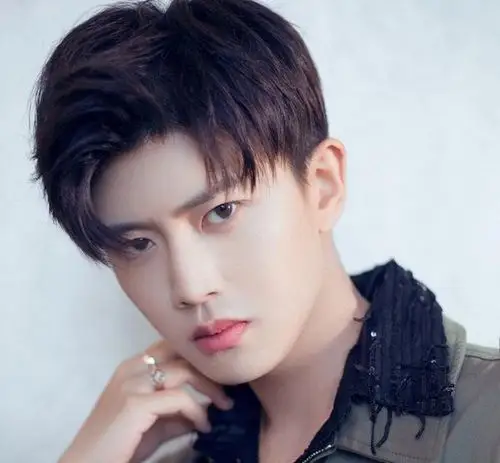 任嘉伦嘟嘟嘴上线超多小动作被发现三十岁太可爱了