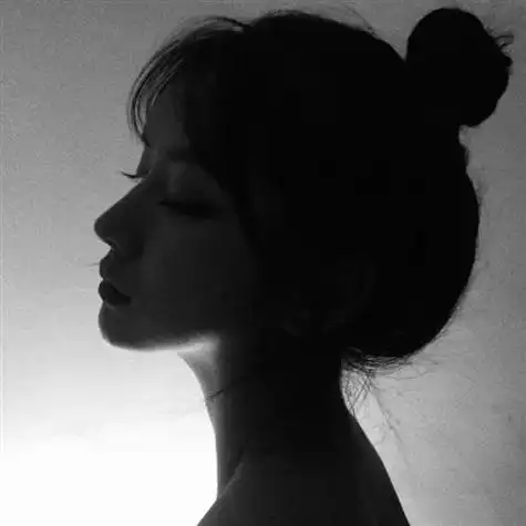 美丽动人长发黑白女头像 明人不说暗话真好看-黑白头像