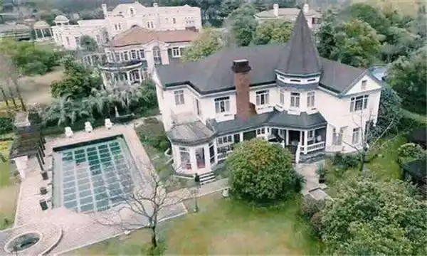 杨洋的恋情被曝家庭背景也是被曝光,据了解乔欣家的豪宅位于上海佘山