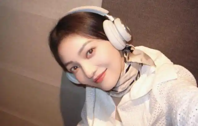 张韶涵最近在自己的社交平台上发布了几张夏季漫步的照片,她那健美的