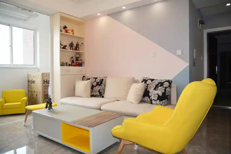 客厅的区域整体给人以干净清爽的感觉不规则拼色的乳胶漆打造的沙发