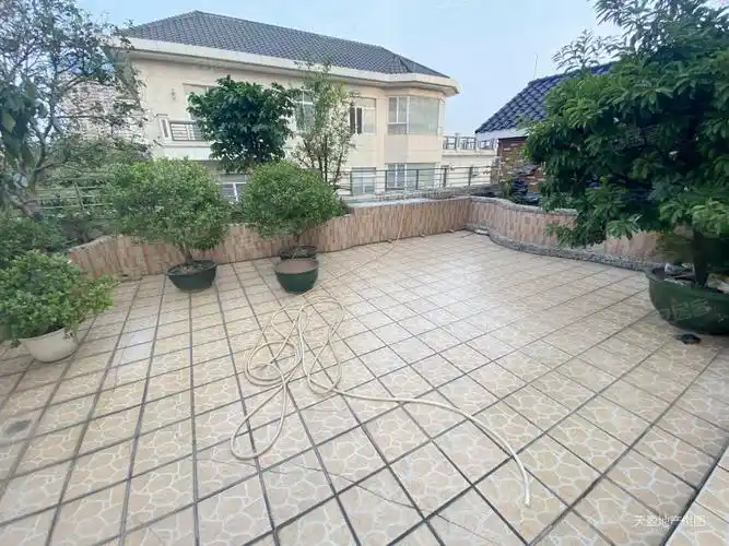 新世纪花园别墅 占地230方 自带大平台 480万搬入