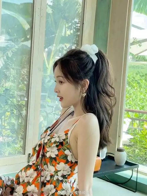 吴宣仪穿印花吊带裙配高马尾清新俏皮