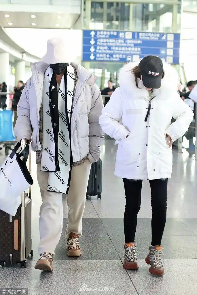 好事近?麦迪娜姜潮情侣风现身机场恩爱满满