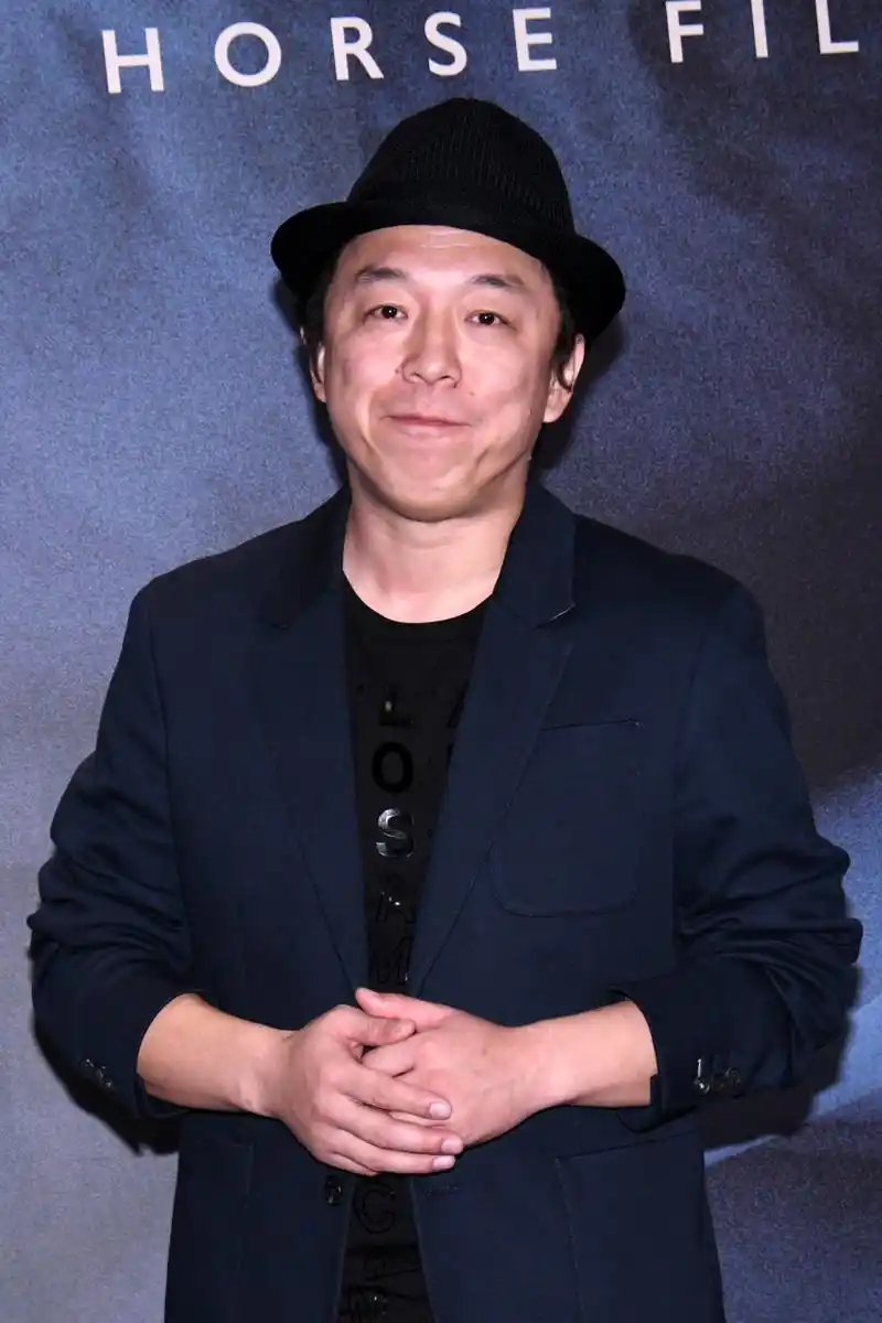 "   黄渤笑着说:金马奖就像我家一样,回到家里当然要穿舒服一点.