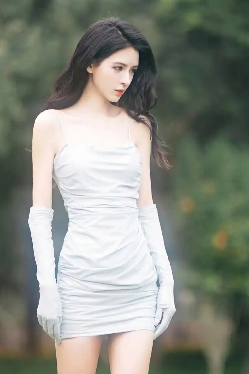 张予曦# 身穿淡蓝色吊带包臀裙,雪白肌肤,窈窕身材,前凸后翘,白皙