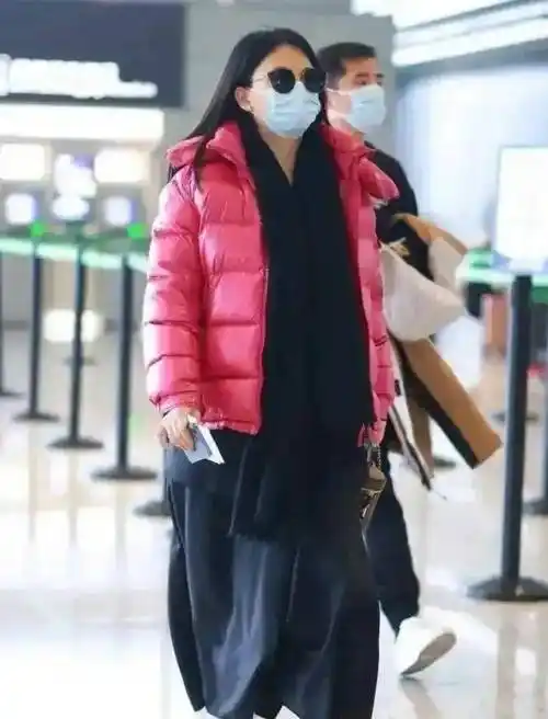 李湘的气场真好,一件玫红色的羽绒服搭配一条黑色的长裙,就显得土气