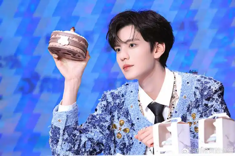 bwjbwj毕雯珺我们在不同的城市看不同的灯火阑珊不同的人来人往@bi