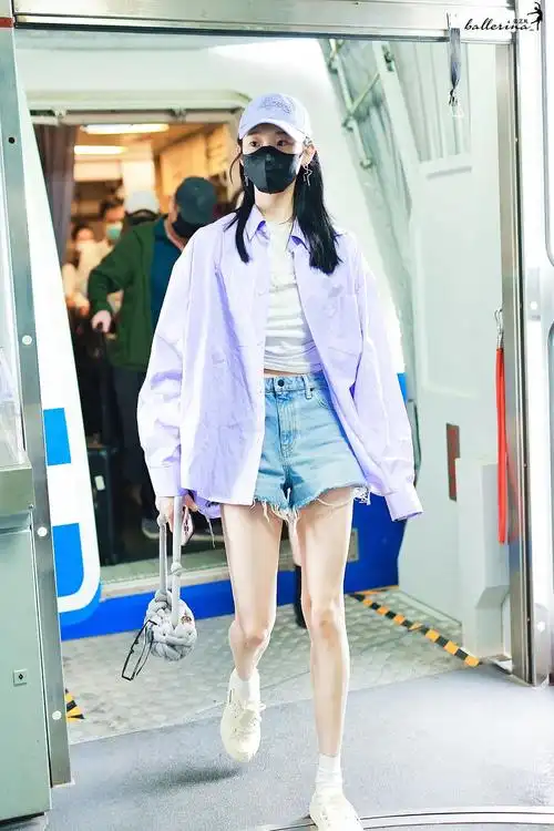 610张艺凡张艺凡今日机场look分享白色字母链条装饰t恤搭配毛边牛仔