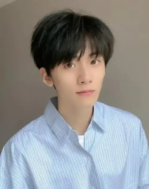 男生凌乱蓬松空气刘海发型,帅呆了的刘海发型