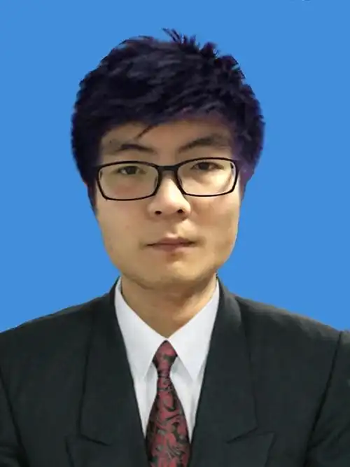 求大神把这张照片p成一寸蓝底正装照,在线等,越自然越好