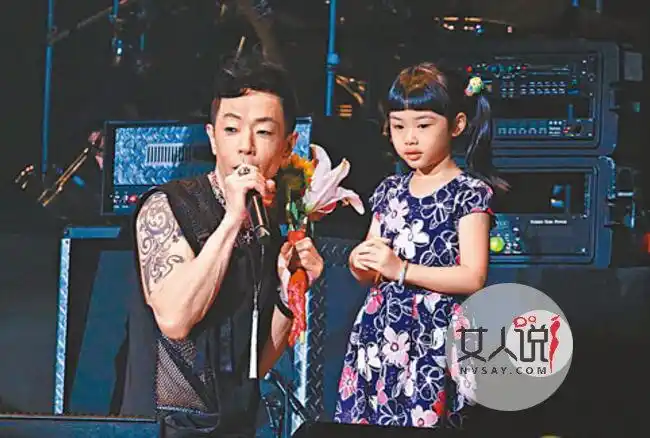 黄贯中被女儿献花黄莺真容曝光好像妈妈朱茵6969