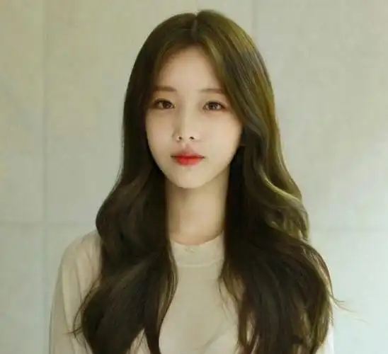 一,在发色的选择中最忌讳显黑的雷区,毕竟每一个气质女性都希望自己