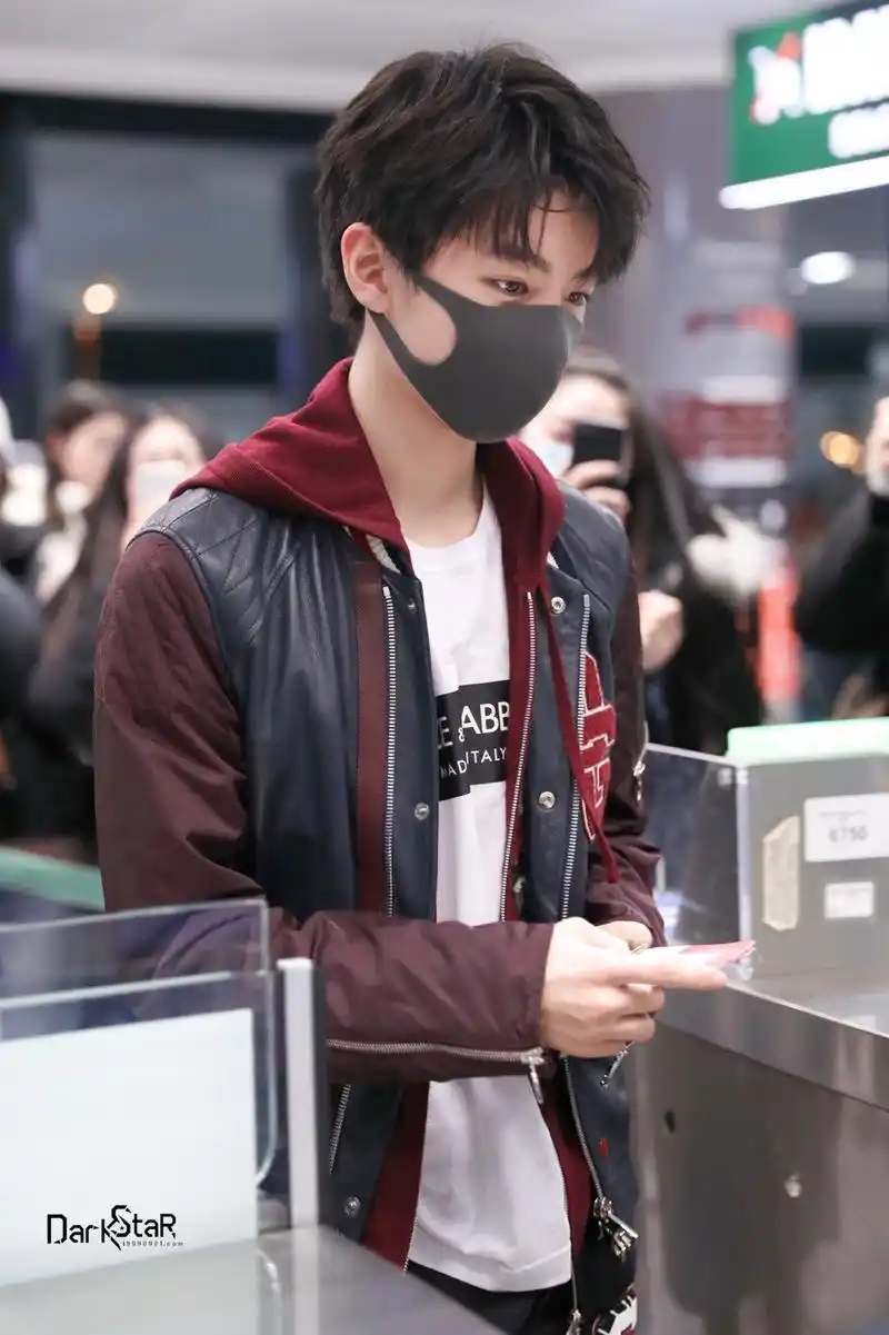 王俊凯图库,戴着口罩把我帅得一塌糊涂怎么肥事!