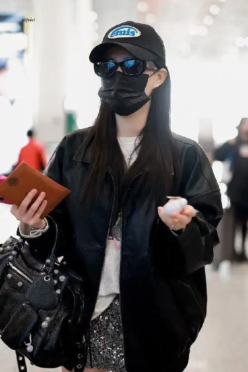 徐璐机场私服造型分享皮质外套搭配亮片短裙又酷又飒,白色内搭简单且