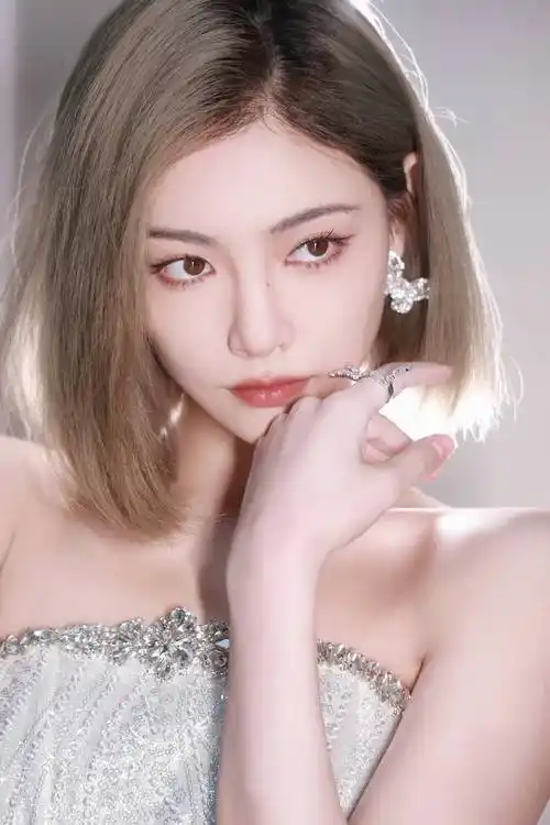 许佳琪身穿抹胸礼裙,皮肤白皙大秀香肩锁骨,化身可爱萌兔表情俏皮