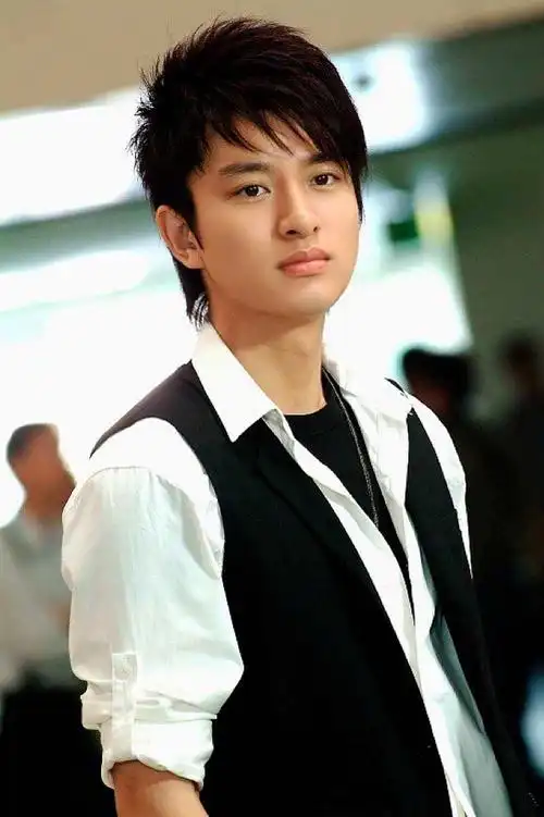 身高优越,长相精致,浓眉大眼,当时追《最美的时光》的时候就很喜欢