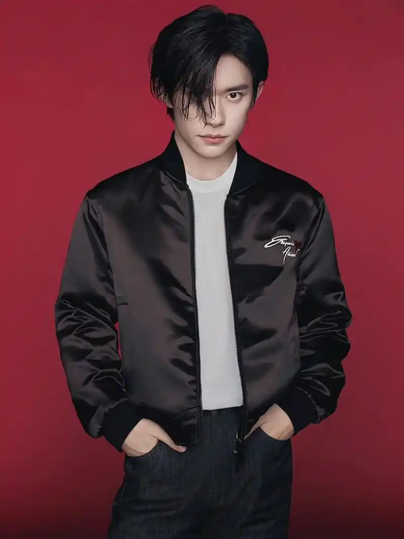 易烊千玺最新大片来啦!好像已经很久没有看到过新鲜的千玺了.