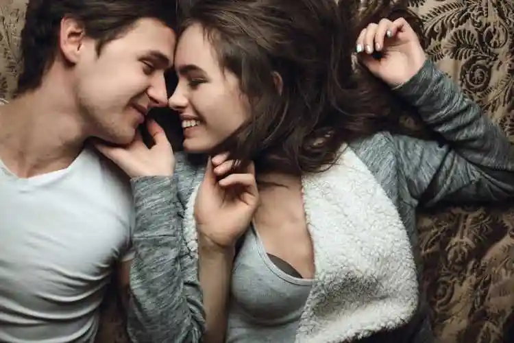 床上亲密的年轻情侣