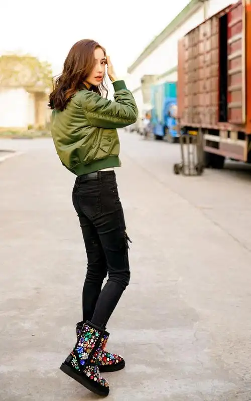 一组angelababy的秋冬街拍,baby身穿白t外搭军绿飞行服夹克,脚蹬珠饰