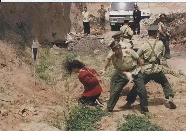 枪决现场武警开枪后向右跳防止被夺舍一死刑犯9枪击毙创纪录