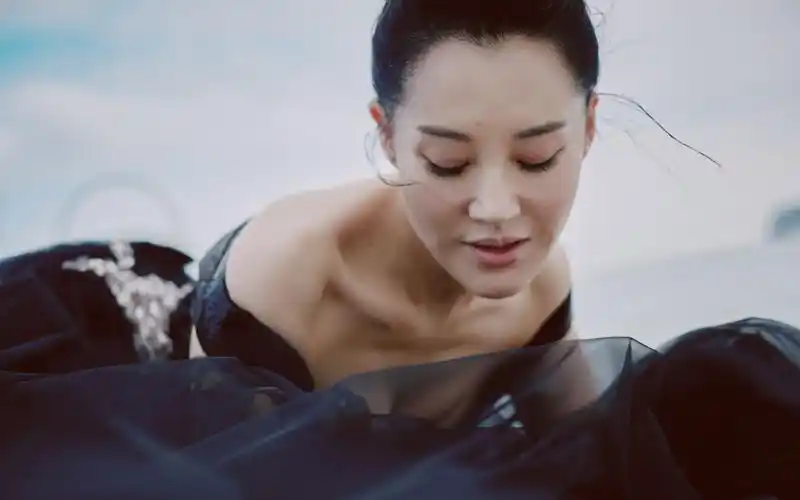 女演员许晴深v纱裙性感优雅写真