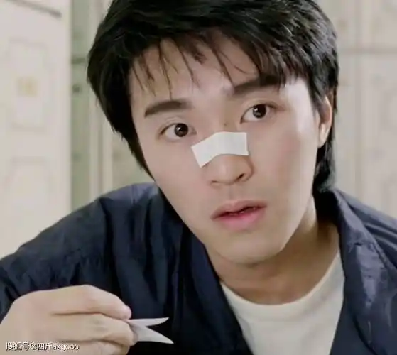 60岁周星驰游艇后冲浪,穿紧身泳装身姿矫健,杨颖现身评论区互动_视频